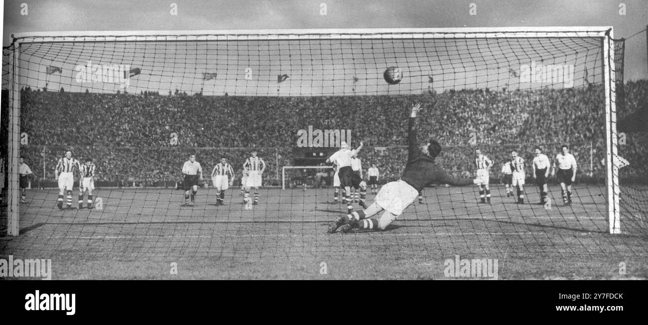 Preston North End vince la fa Cup 1938 George Mutch colpisce il rigore - calcio che ha portato l'unico gol della partita a segnare negli ultimi 30 secondi dei tempi supplementari. Un finale sorprendente e sensazionale per un gioco altrimenti poco stimolante. 30 aprile 1938 Foto Stock
