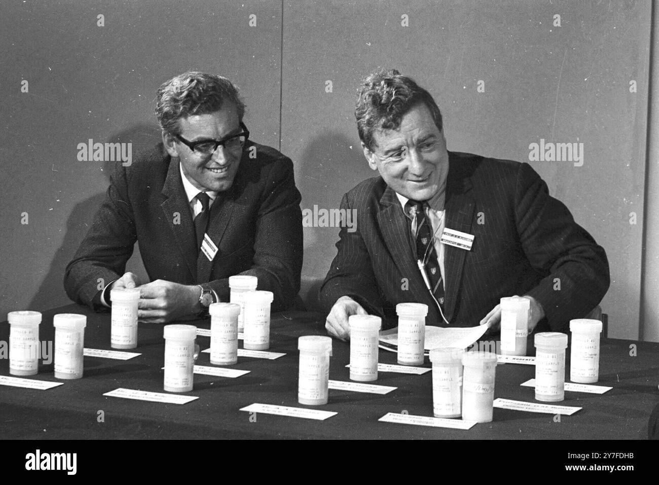 Il professor S. K. Runcorn (Università di Newcastle-upon-Tyne) sulla destra e il Dr. G. Eglington (Università di Bristol) partirono per studiare polvere di luna preziosa riportata all'equipaggio dell'Apollo XI il 21 luglio. Londra - 19 settembre 1969 Foto Stock