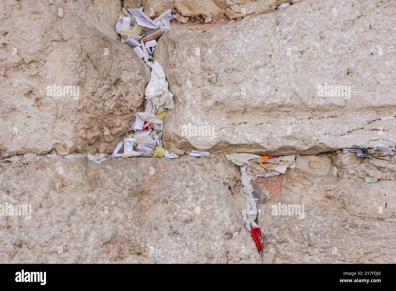 Piccole strisce di carta con preghiere scritte a Dio sono inserite nelle crepe del muro Occidentale a Gerusalemme, Israele. Foto Stock