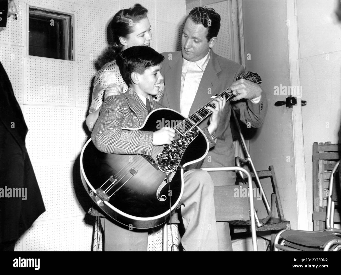 I chitarristi americani Les Paul e Mary Ford hanno alcune parole di incoraggiamento per l'esponente quattordicenne della chitarra elettrica, Chris Boyle di Edmonton, uno studente della Central School of Dance Music. Chris, che ha suonato la chitarra per tre anni, ha scritto a Mary e Les chiedendogli se poteva vederli. A titolo di risposta hanno fatto un viaggio speciale alla London Central School of Dance Music. 24 settembre 1952 Foto Stock