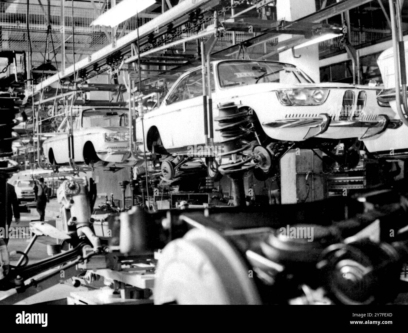 La linea di produzione presso lo stabilimento BMW di Monaco. 21 giugno 1969 Foto Stock