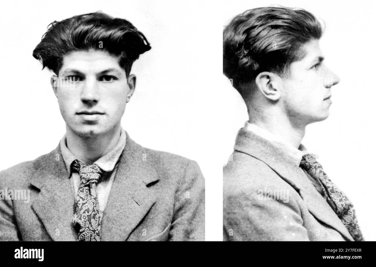 Il corpo in un edificio blitzed potrebbe essere di William Pettit Un cadavere che la polizia dice possa essere quello di William Pettits, che sono andati a interrogare sull'omicidio della signora Renee Brown il mese scorso, è stato trovato oggi in un edificio bombardato a Budge Row, Cannon Street, City of London, sovrintendente Burney, di New Scotland Yard, responsabile dell'inchiesta per omicidio, sta cercando di stabilire se il corpo sia Pettits o meno. È stato riferito che l'identificazione definita sarà difficile perché il corpo è decomposto, ma che i capelli hanno una forte somiglianza con i Pettits. 23 ottobre 1953 spettacoli fotografici: Foto Stock