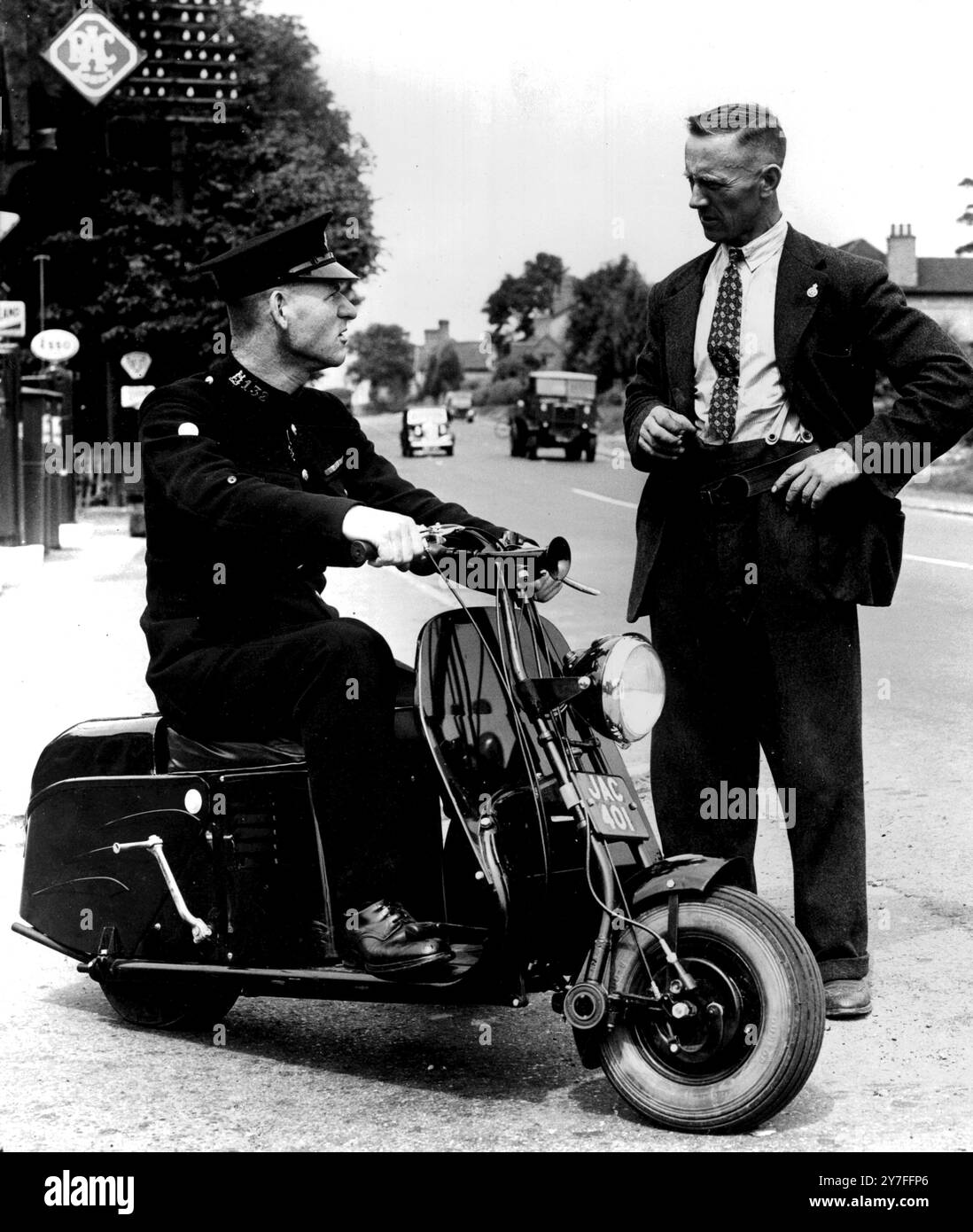 Poliziotto con Happy Feet - motocicletta in miniatura al ritmo luglio 26 1949 visto in servizio con questo motociclo in miniatura è il poliziotto W. Chesters, uno dei tre poliziotti del Warwickshire che hanno ricevuto le macchine. Fabbricate a Walsall, le motociclette sono per uomini con grandi aree rurali solitarie da pattugliare. P.-C.. Il ritmo Chesters di 34 miglia copre Meriden, Great e Little Packington, parte di Berkswell e parte di Coventry - Birmingham Road. Luglio 26 1949 Foto Stock