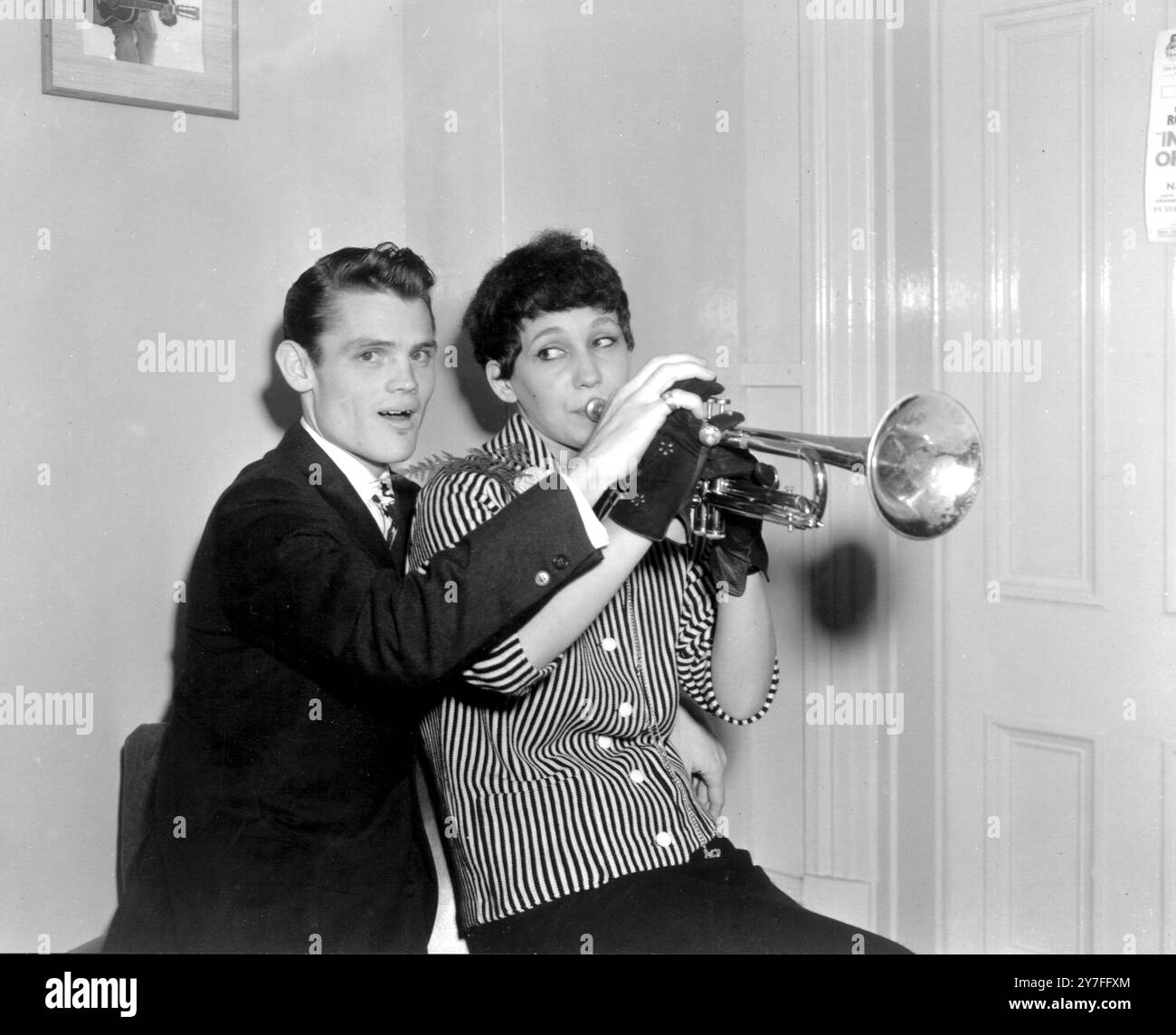 Londra: Il maestro trombettista del nuovo jazz - cool, calmo jazz dalla California - l'ex uomo dell'esercito americano di 25 anni Chet Baker è venuto a Londra per un concerto allo Stoll Theatre il 23 ottobre.... Ma non riesce a suonare la tromba. Il sindacato della musica non lo permetterà. Quindi qui è a Londra oggi.... Cantare (in realtà Chets un cantante di grande fama, classificato il terzo tra i cantanti americani maschi in un recente sondaggio) e suonare la sua tromba è la talentuosa moglie di Chet, la ventiduenne Liliane! 1955 Foto Stock
