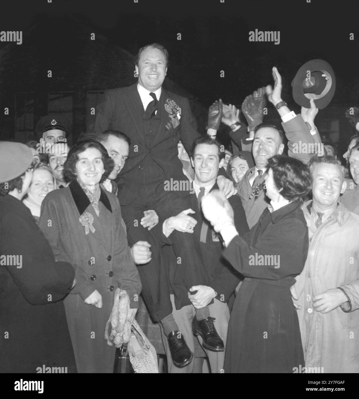 Edward Heath fu portato dai presumibili dopo aver vinto il suo seggio a Bexley Heath per le elezioni generali del 1951. 26 ottobre 1951 Foto Stock