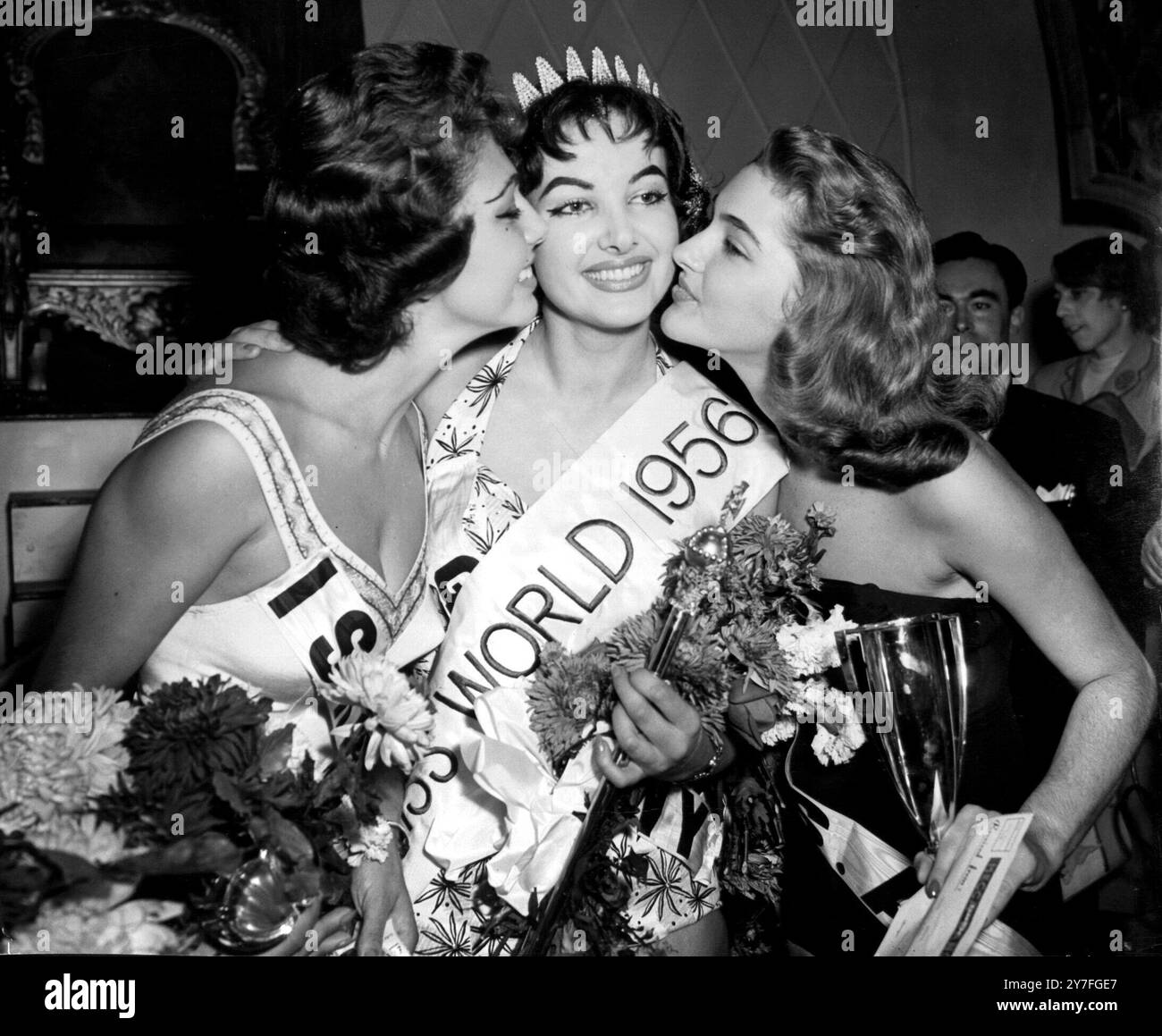 Petra Schurmann della Germania ottiene un saluto per la vittoria dai secondi classificati, l'americana Betty Lane Cherry (a destra) e Miss Israel, Rina Weiss dopo aver vinto il titolo di Miss mondo al Lyceum di Londra. 15 ottobre 1956. Foto Stock