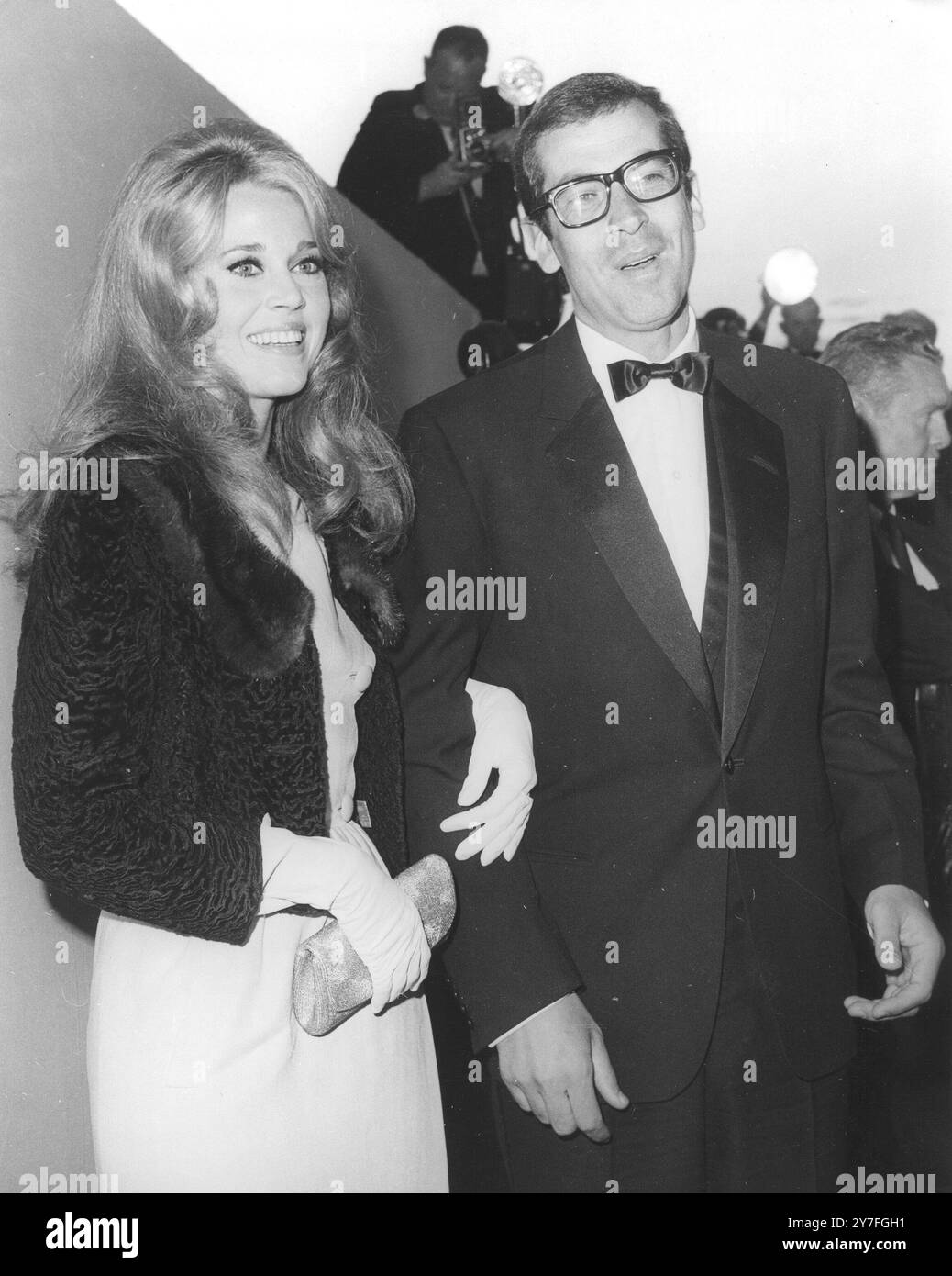 Roger Vadim con Jane fonda al 37° Academy Awards. Santa Monica, California - 10 aprile 1965 Foto Stock