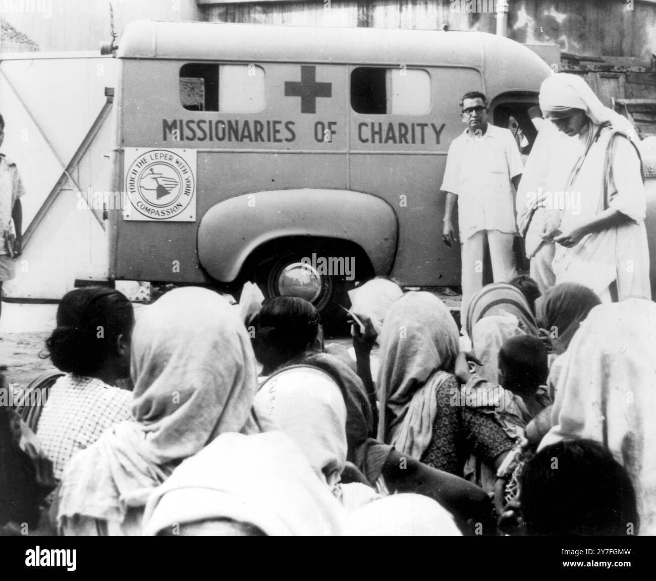 Madre Teresa distribuisce cibo ai poveri di Calcutta. 1962 Foto Stock