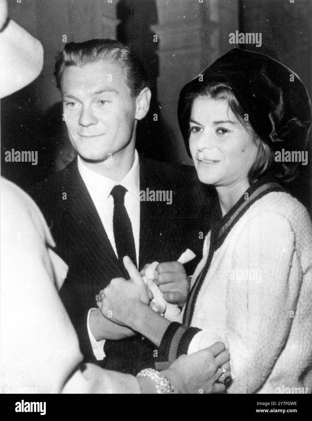 XXI conte di Suffolk e Berkshire 25, stringendo la mano a sua moglie, l'ex 33 anni simone Litman. Municipio di Neuilly Parigi 2 ottobre 1960 Foto Stock