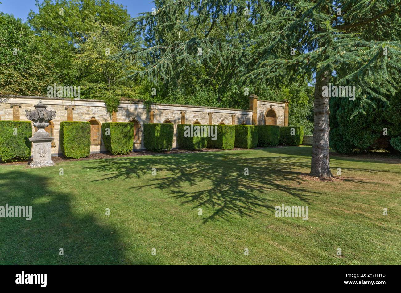 Nei giardini di Stoke Park Pavilions, vicino a Stoke Bruerne, Northamptonshire, Regno Unito; i resti di una casa di campagna palladiana del XVII secolo Foto Stock