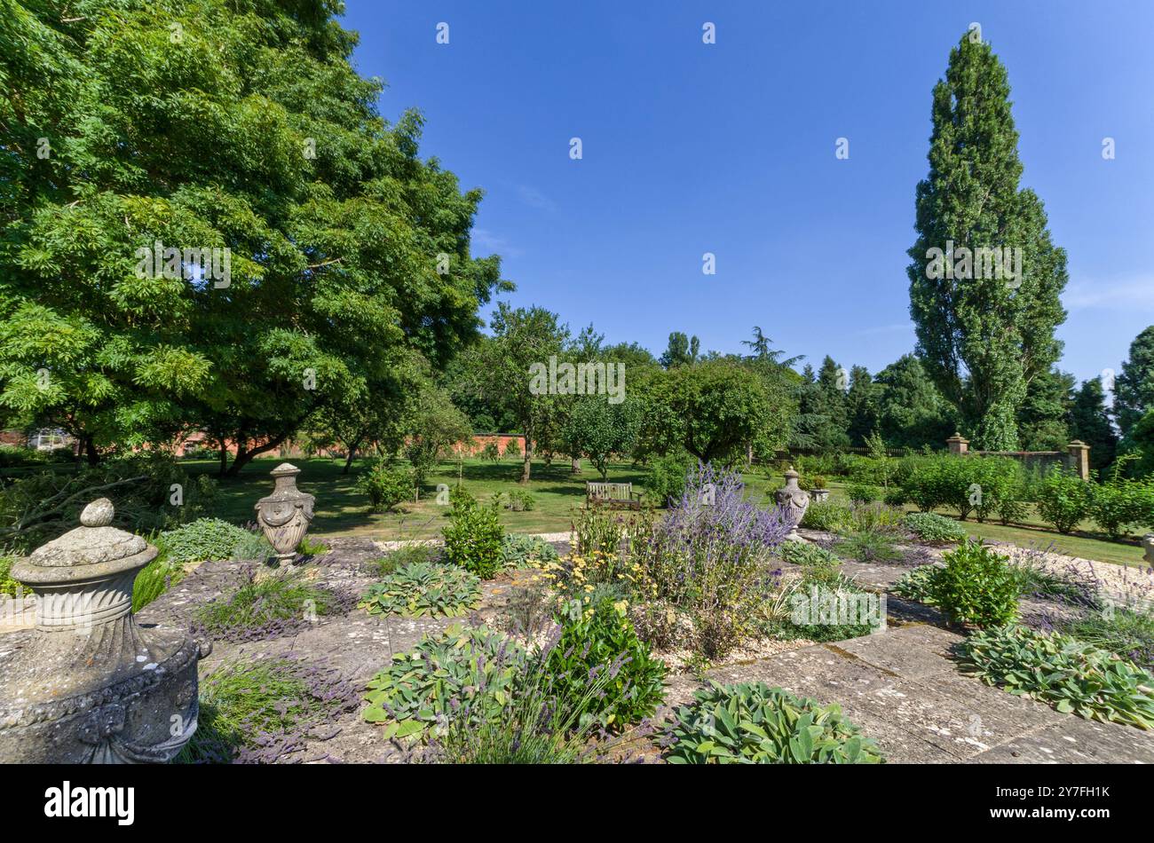 Nei giardini di Stoke Park Pavilions, vicino a Stoke Bruerne, Northamptonshire, Regno Unito; i resti di una casa di campagna palladiana del XVII secolo Foto Stock