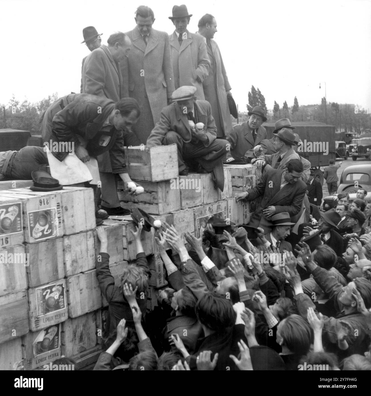 Il capo del dipartimento alimentare e agricolo del Magistrato di Berlino consegna ai berlinesi le loro prime arance dopo la guerra. 16 maggio 1949 Foto Stock