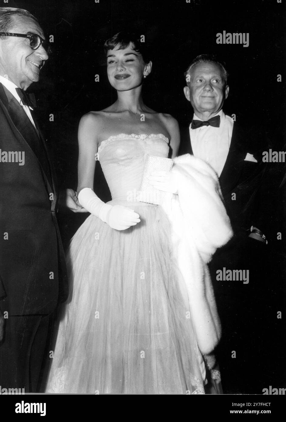 Alla prima di "Roman Holiday" tenutasi al Village Theatre di Westwood, California, qui c'erano la cantautrice Irving Berlin, l'attrice Audrey Hepburn e il figlio capo della produzione della Paramount Hartman. 19 settembre 1953 Foto Stock