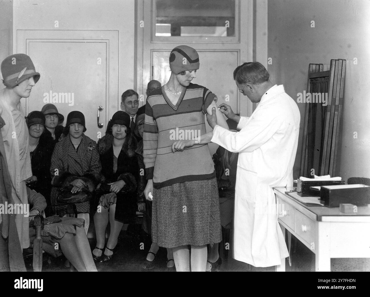 Persone in attesa del loro turno di essere vaccinate dal loro medico locale contro la piccola varicella. 1929 Foto Stock