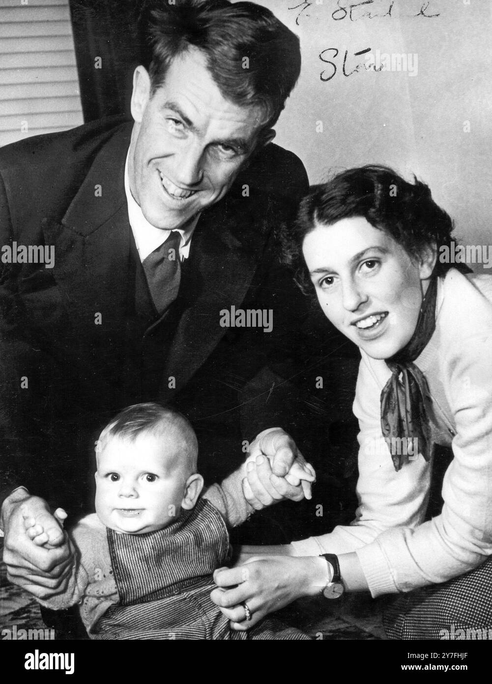 Sir Edmund Hillary con sua moglie e il figlio di otto mesi Peter. 23 agosto 1955 12 settembre 1955 Foto Stock