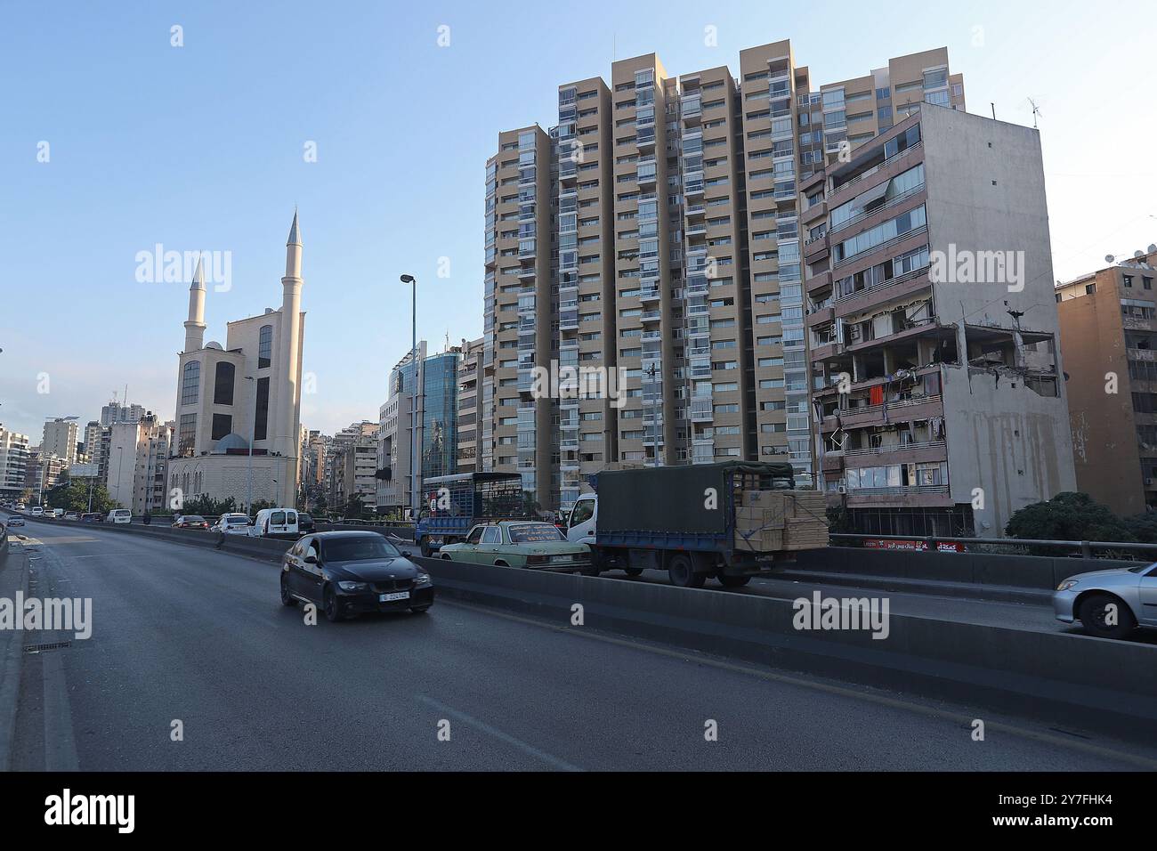 (240930) -- BEIRUT, 30 settembre 2024 (Xinhua) -- questa foto scattata il 30 settembre 2024 mostra un edificio residenziale danneggiato da un attacco aereo israeliano a Beirut, Libano. Tre persone del fronte Popolare per la Liberazione della Palestina sono state uccise in un attacco aereo israeliano che ha preso di mira un edificio residenziale nella zona di al Cola a Beirut, il canale televisivo locale al-Jadeed ha riferito. Questo segnò il primo attacco israeliano alla capitale dopo lo scoppio del conflitto Hezbollah-Israele l'8 ottobre 2023. In precedenza gli attacchi si concentravano sui sobborghi meridionali di Beirut. (Xinhua/Bilal Jawich) Foto Stock