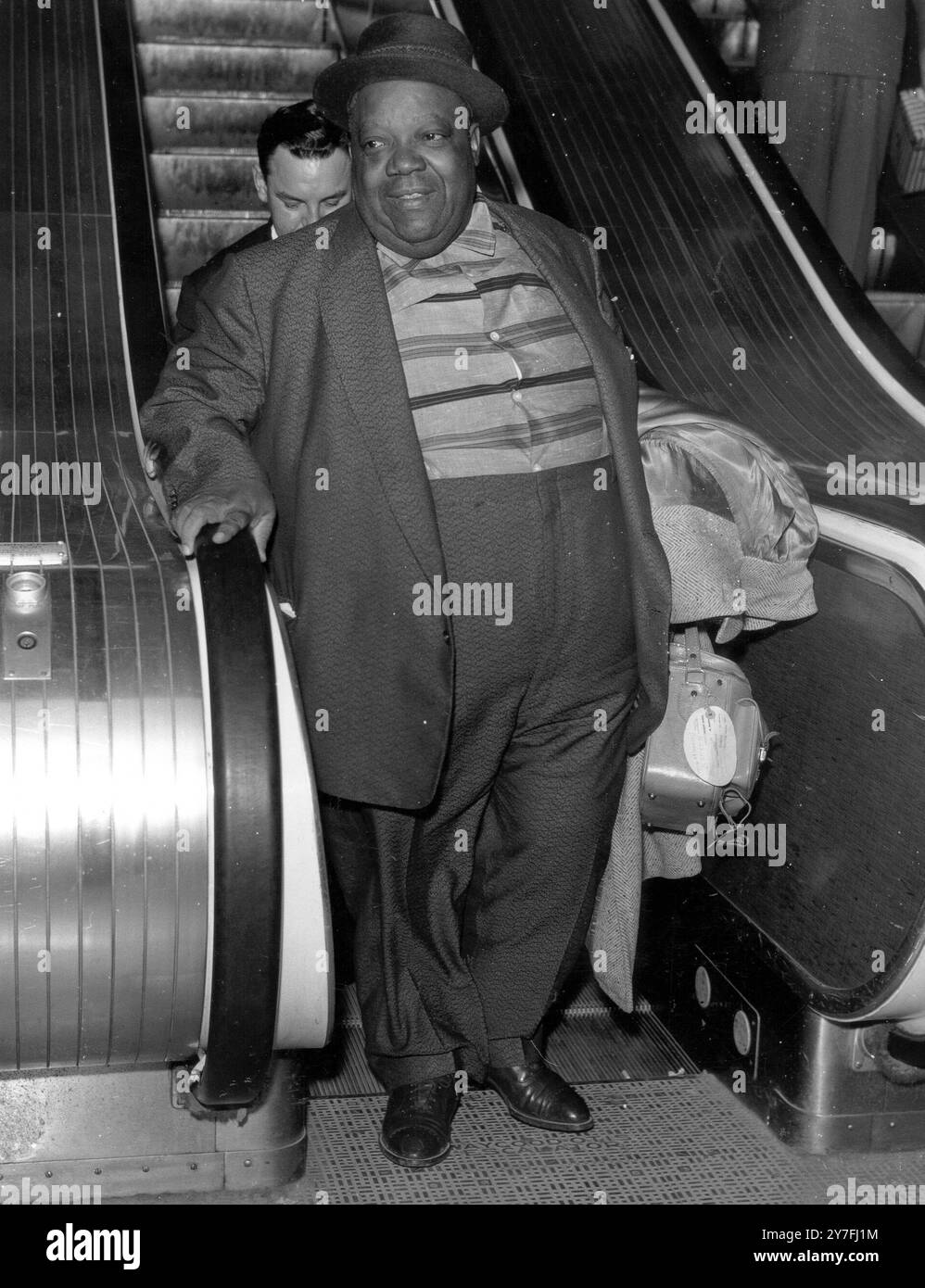 Jimmy Rushing (Mr Five by Five) il famoso cantante jazz americano è raffigurato all'aeroporto di Londra Foto Stock