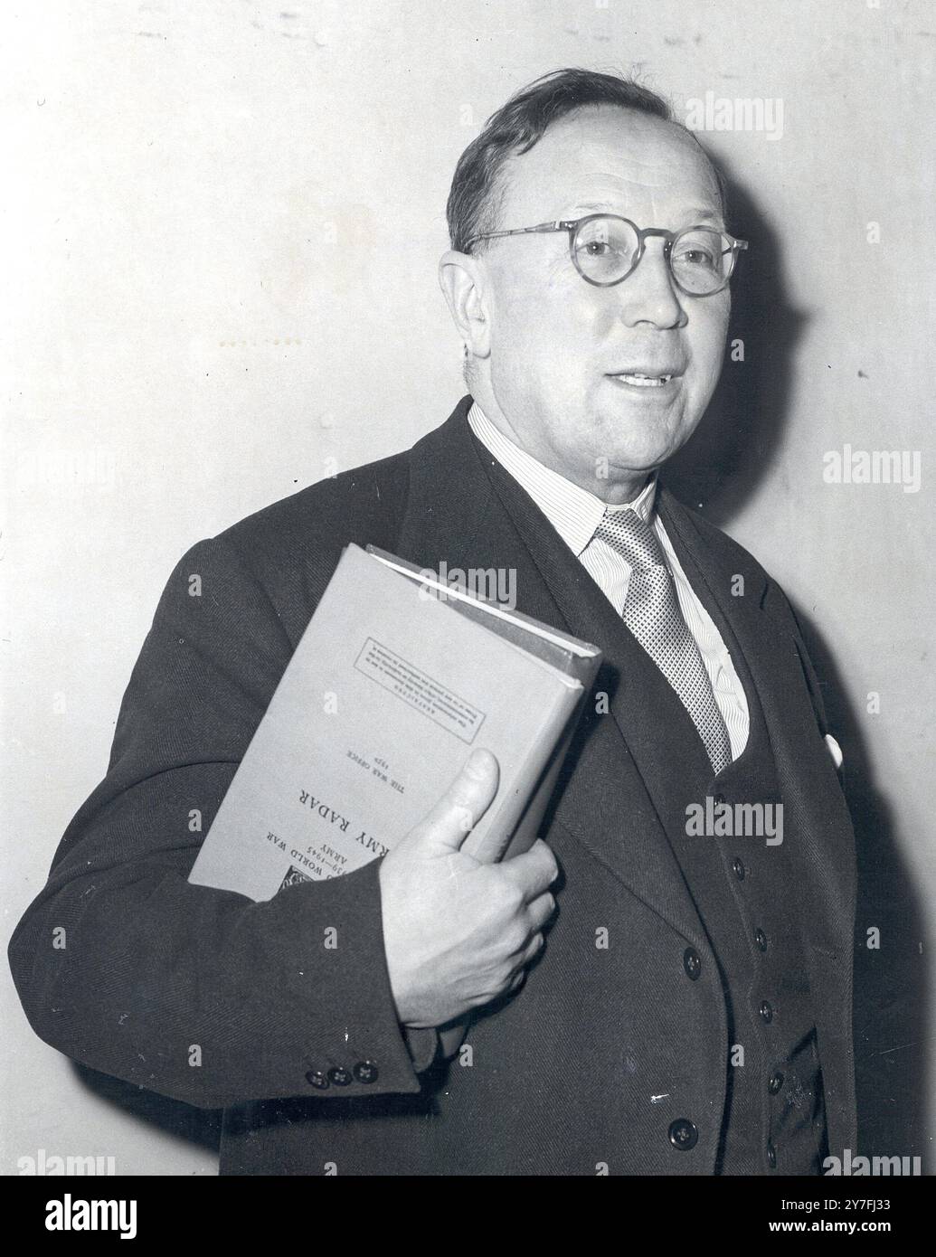Sir Robert Watson Watt alla Somerset House, Londra, quando la Royal Commission of Awards to Inventors doveva considerare il suo lavoro come pioniere del radar. 12 aprile 1951 Foto Stock