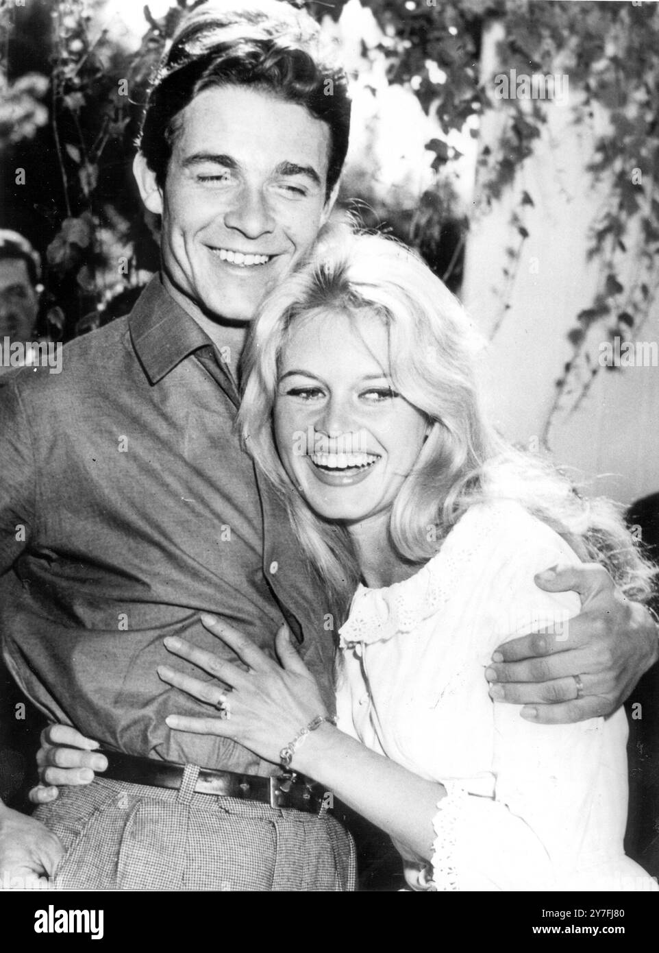 L'ATTRICE FRANCESE BRIGITTE BARDOT È ABBRACCIATA DALL'ATTORE DI SPOSI JAQUES CHARRIER DOPO IL MATRIMONIO, 18 GIUGNO 1959. Foto Stock
