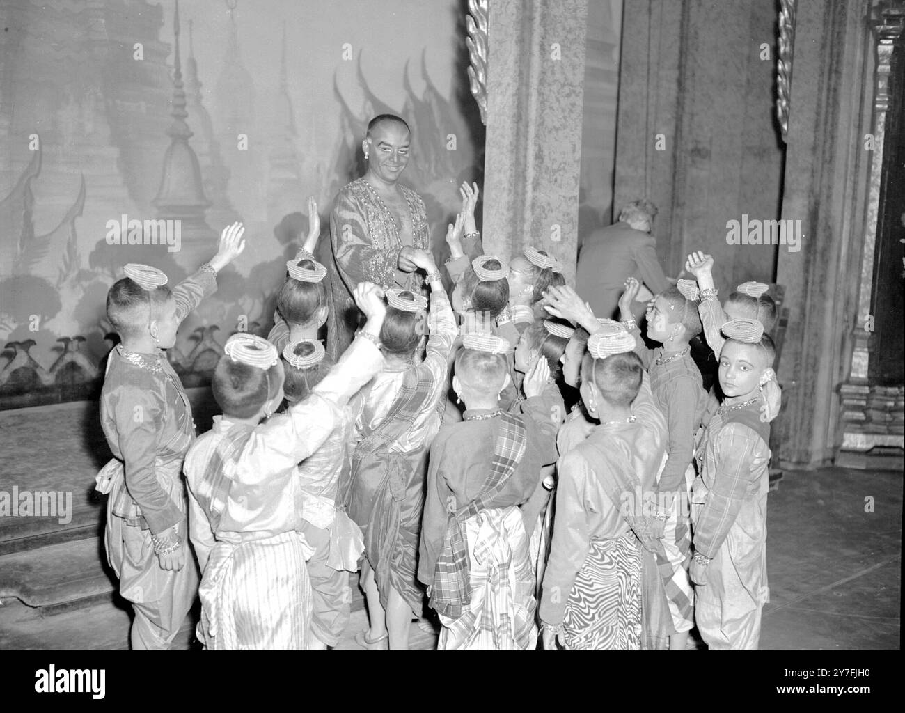 Herbert Lom, star del cinema e del palco, saluta i suoi "bambini" nella commedia "il re e i" al Drury Lane Theatre. Ha interpretato la parte del re di Saim. Ora sta riprendendo il ruolo di un criminale in "The LadyKillers". 1 maggio 1955 Foto Stock