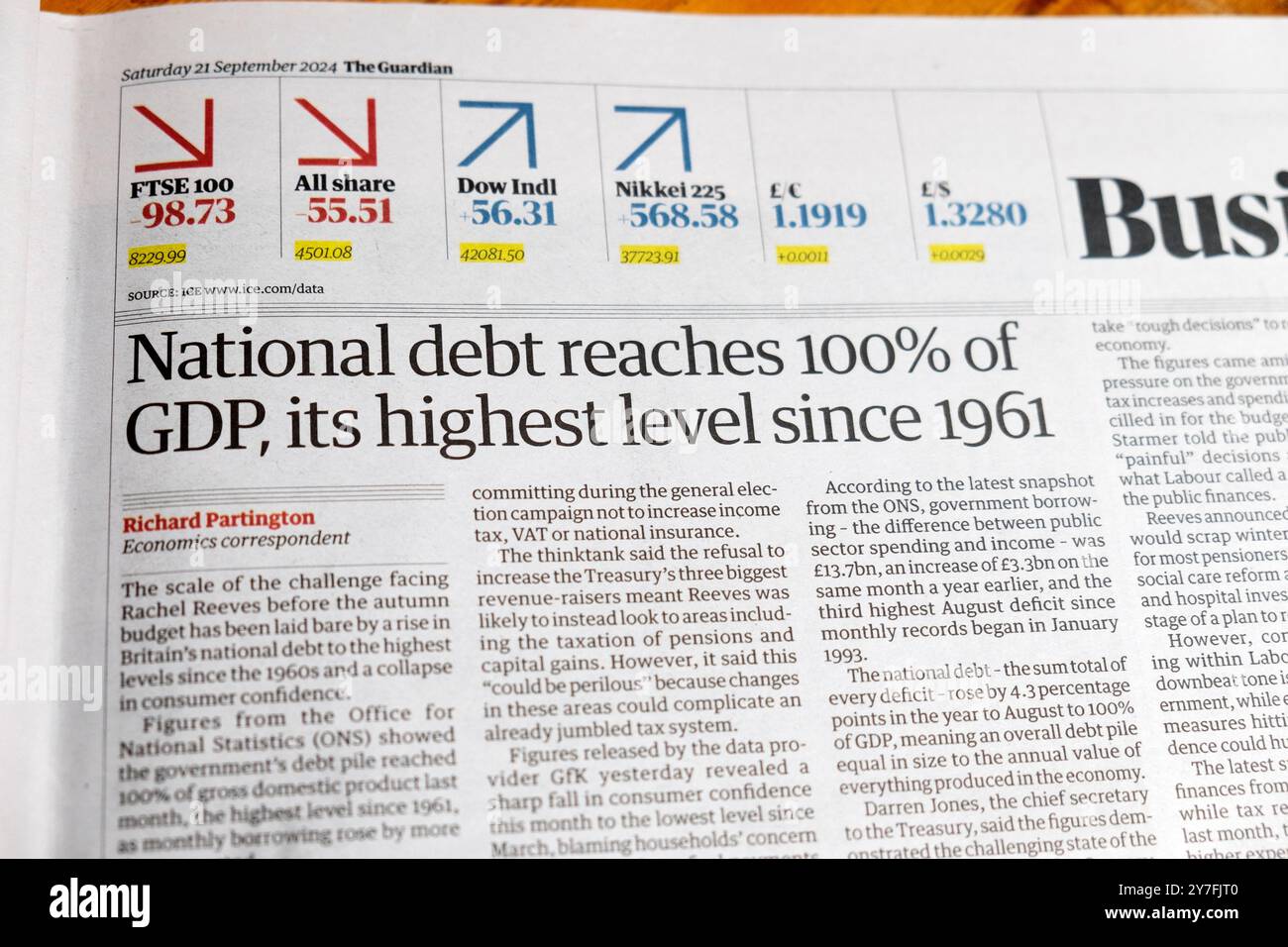 "Il debito nazionale raggiunge il 100% del PIL; il suo livello più alto dal 1961" testata del quotidiano Guardian British Economy articolo 21 settembre 2024 Londra Regno Unito Foto Stock