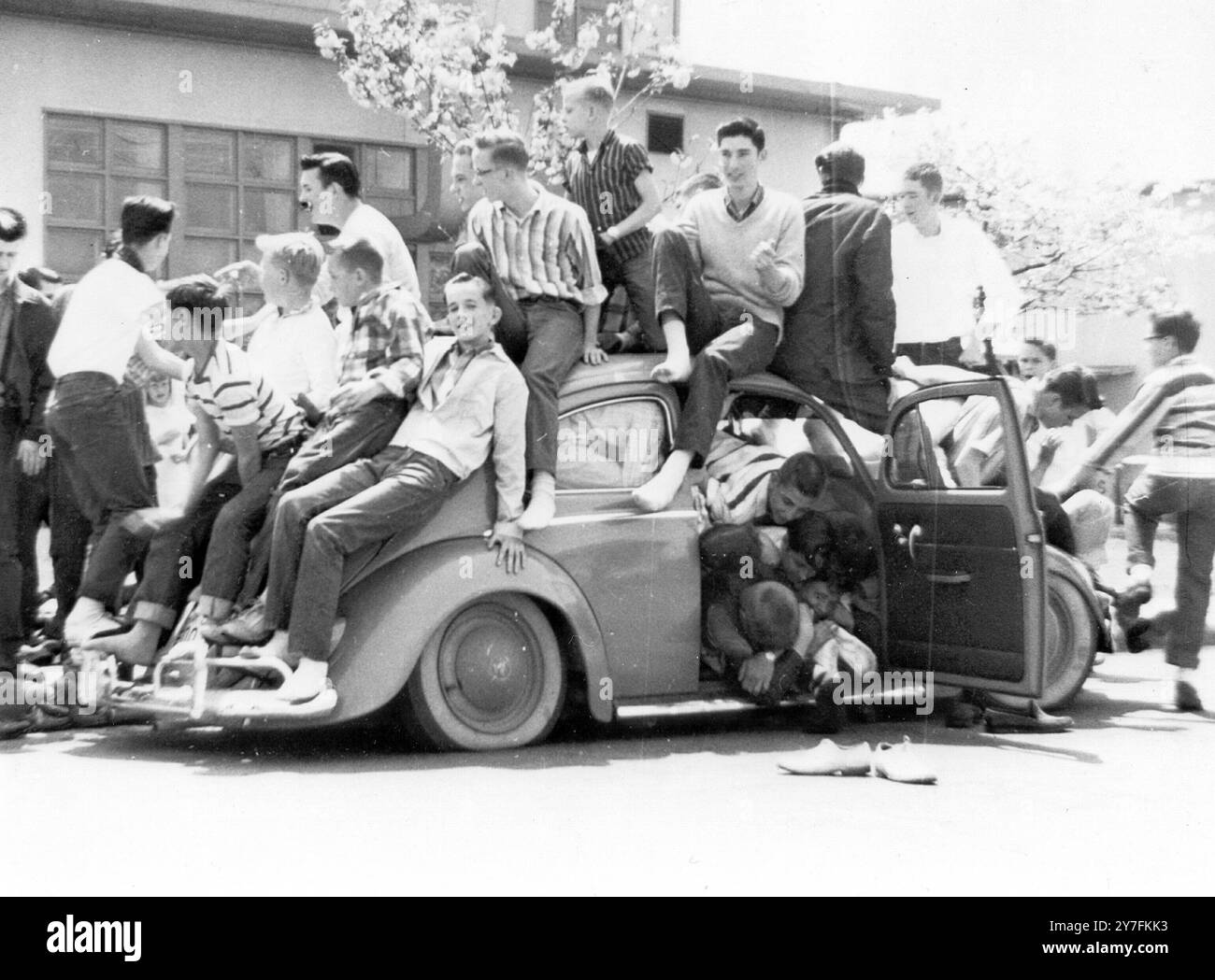 Un nuovo record mondiale di "imballaggio" da parte di studenti americani alla Narimasu High School, che contiene famiglie di persone delle forze di sicurezza statunitensi. Affermano che questi 46 studenti in una Volkswagen Beatle superano il record, con 22 all'interno dell'auto, 8 nel bagagliaio e 16 sul corpo. Tokyo, Giappone - 2 maggio 1959 Foto Stock