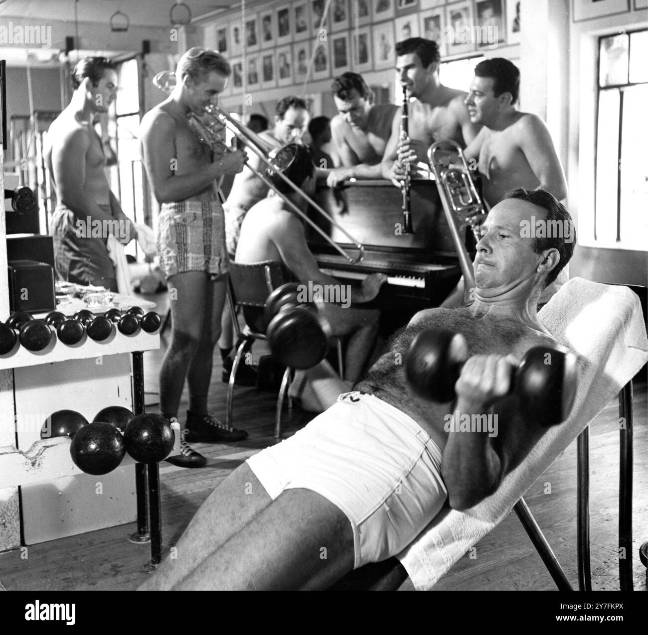 La band di Woody Herman, The Great Build-Up, proietta l'accompagnamento musicale mentre Albert Kramer - pittore - lavora. Foto Stock