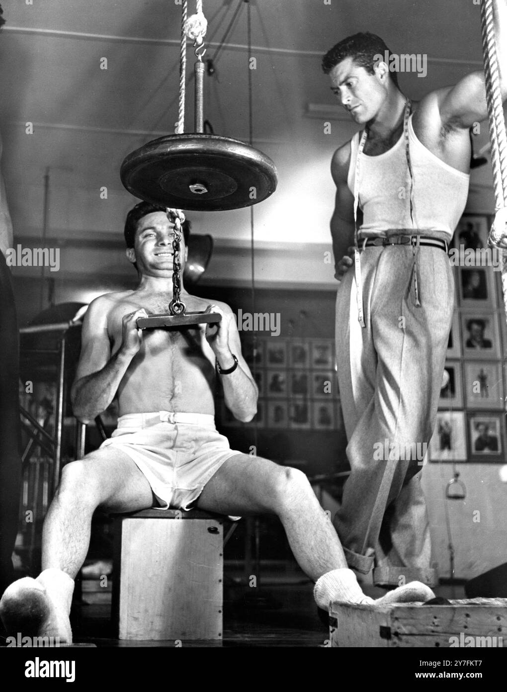 The Great Build-Up Larry Parks allenarsi con i pesi in una palestra Foto Stock