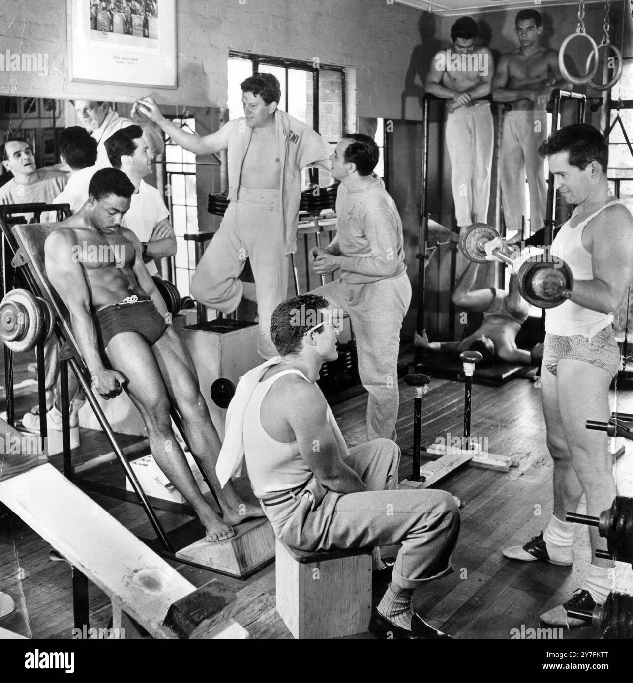 The Great Build-Up Larry Parks (a destra) funziona mentre Michael o'Shea , Jimmy Knox e Mark Lawrence si rilassano sullo sfondo . Foto Stock