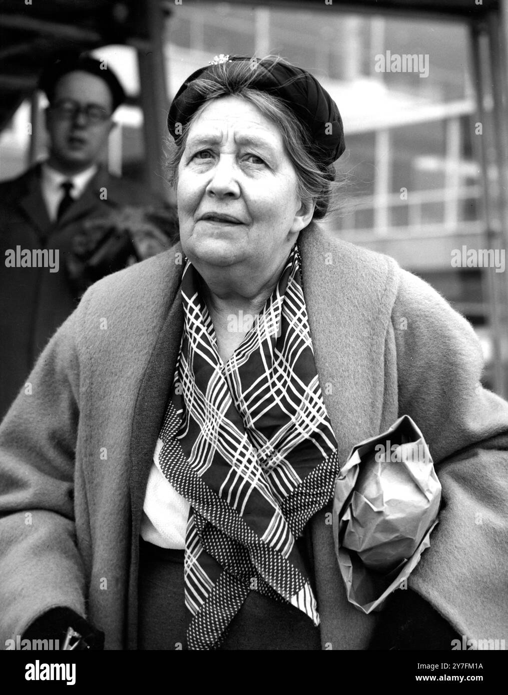 Veterana del movimento delle suffragette, la signorina Sylvia Pankhurst stava partendo dall'aeroporto di Londra per dirigersi ad Addis Adaba , Abissinia . Intende vivere lì a tempo indeterminato e scrivere due libri sul paese e la sua guerra con l'Italia e forse le sue memorie 1 luglio 1956 Foto Stock