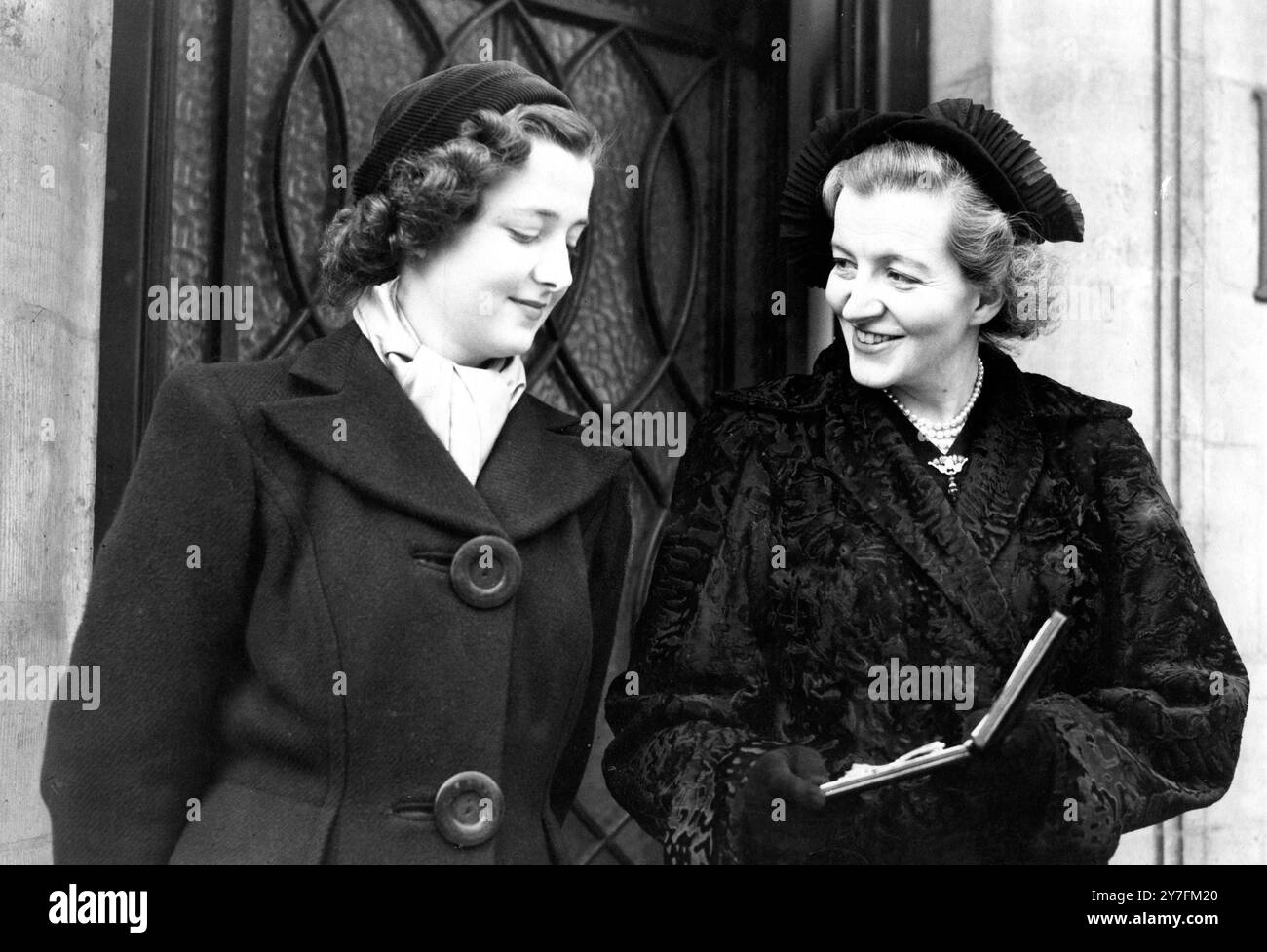 Lady Fermoy ha fotografato con la figlia di 16 anni Frances al suo ritorno nella sua casa londinese al 10 di Wilton Crescent SW dopo aver ricevuto l'OBE dal Duca di Gloucester all'investitura a Buckingham Palace. Lady Fermoy , amica e vicina di Norfolk della famiglia reale , ha ricevuto il premio in riconoscimento del suo lavoro come presidente del King's Lynn Arts Festival dello scorso anno . Sta ora lavorando ai preparativi per il Festival di quest'anno , che si terrà a luglio con la Regina madre come patrona . Lady Fermoy è moglie di Lord Fermoy, ex deputato conservatore per King's Lynn . La loro casa, Park House, sono io Foto Stock