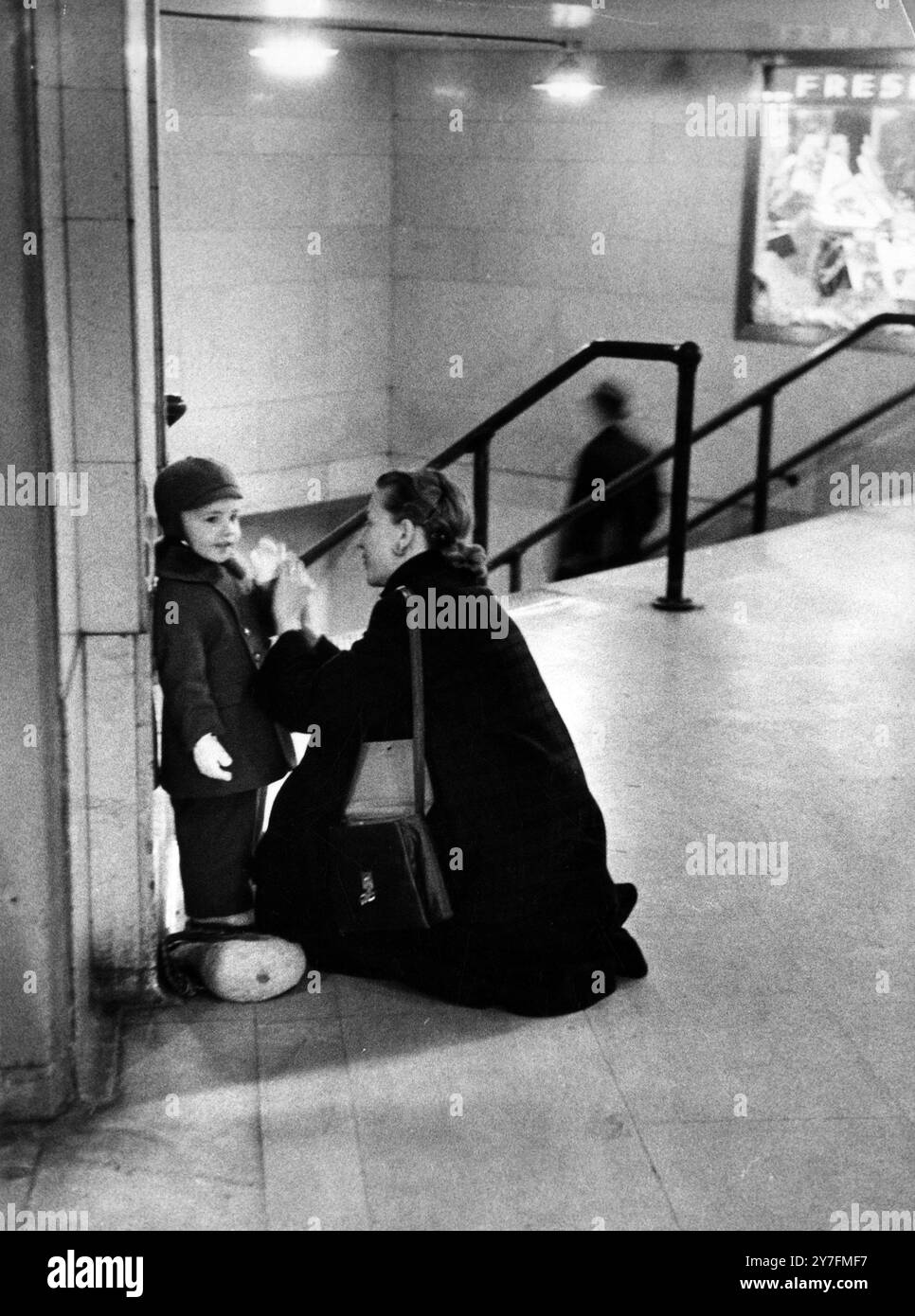 Madre e figlio sulle scale che conducono all'atrio principale della Grand Central Station, l'edificio ferroviario più iconico d'America, a e 42nd Street, New York, nel 1952. Foto Stock