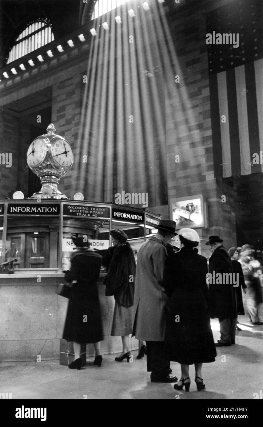 Pendolari di prima mattina presso il banco informazioni nell'atrio principale della Grand Central Station, l'edificio ferroviario più iconico d'America, in e 42nd Street, New York, nel 1952. Foto Stock