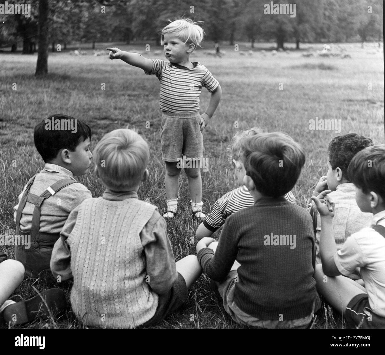 Bambini che giocano a Hyde Park, Londra. Sono stati ospiti del Panda Hotel per bambini a Sussex Square, Londra. 1952. Foto Stock