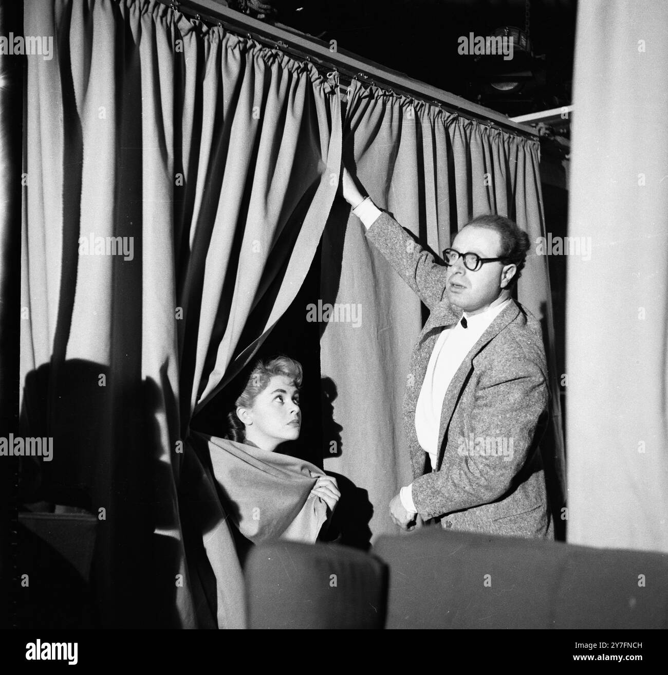 Teatro e regista cinematografico Peter Brook agli Elstree Studios nel 1955 durante la produzione di Heaven and Earth, un dramma televisivo scritto da Brook e Denis Cannan e basato su Jonah and the Whale. L'attrice è Dorothy Bromiley e il protagonista maschile è Paul Scofield. Foto Stock