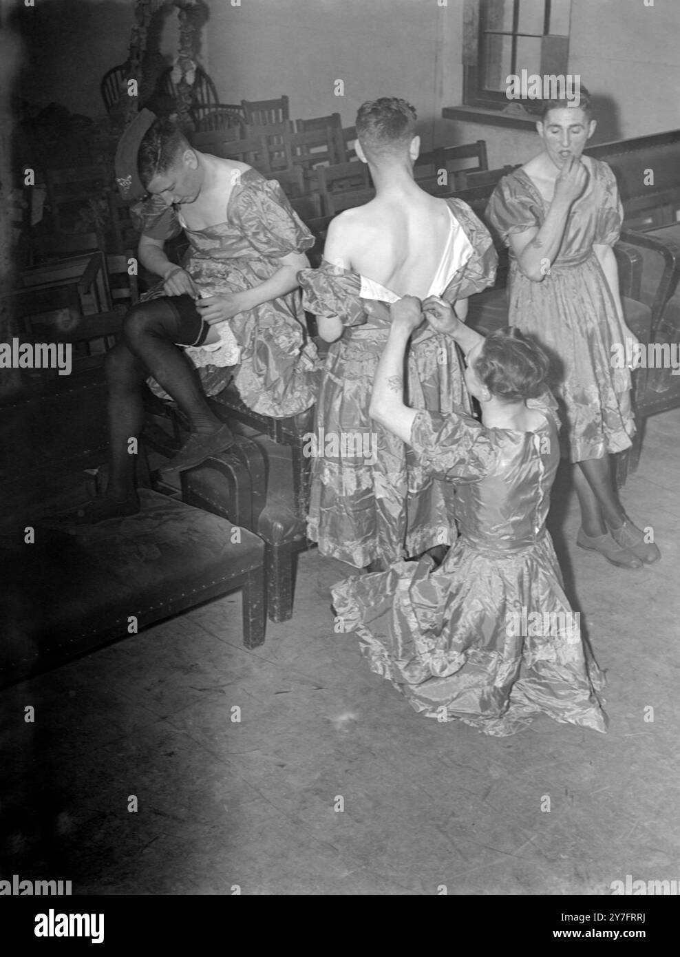 Le truppe di difesa nazionale sono rimaste in difficoltà mentre la loro esibizione di beneficenza natalizia è stata interrotta da un allarme costiero vicino a Gravesend1940 John Topham / TopFoto Foto Stock