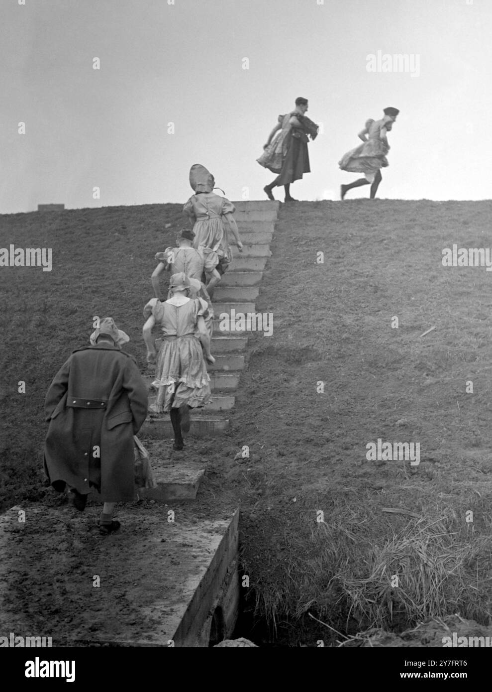 Le truppe di difesa nazionale sono rimaste in difficoltà mentre la loro esibizione di beneficenza natalizia è stata interrotta da un allarme costiero vicino a Gravesend 1940 John Topham / TopFoto Foto Stock
