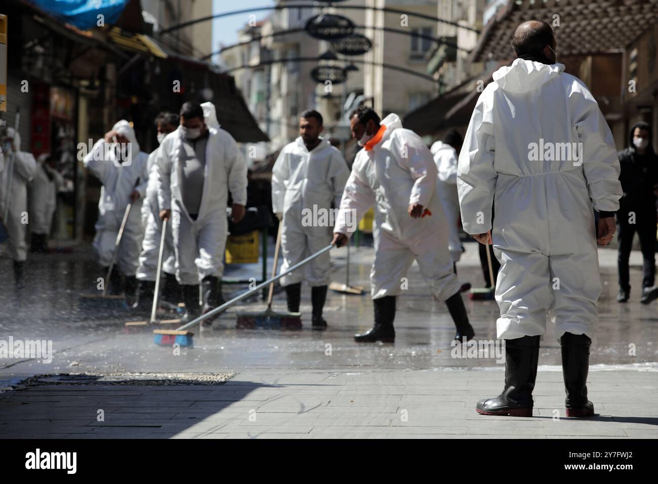 Gaziantep, Turchia. 22 marzo 2020. I lavoratori del Consiglio in tute protettive spruzzano disinfettante nelle strade di Gaziantep, come parte delle misure del governo per contenere la diffusione del Coronavirus in Turchia. I funzionari hanno annunciato la presenza di 947 casi confermati di virus nel paese, con 21 morti finora di Covid-19. Il paese si sta preparando per una potenziale epidemia del nuovo Coronavirus, adottando diverse misure per contrastare la sua diffusione aggressiva in un momento in cui almeno 170 paesi e regioni in tutto il mondo sono stati colpiti dal Covid-19 Foto Stock