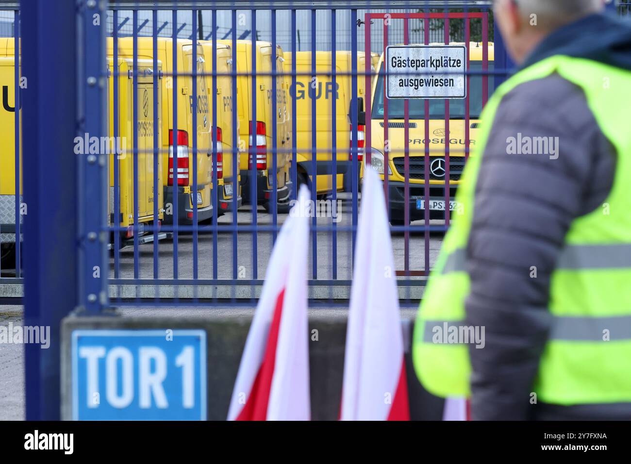 Amburgo, Germania. 30 settembre 2024. Partecipanti a uno sciopero di fronte ad una filiale Prosegur ad Amburgo. Verdi ha chiesto uno sciopero di un giorno intero nel trasporto di contanti e oggetti di valore. Credito: Bodo Marks/dpa/Alamy Live News Foto Stock