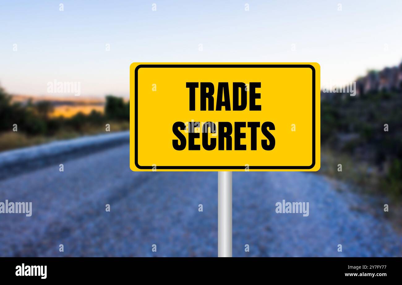Messaggio segreto commerciale scritto su un cartello giallo. Simbolo dei segreti commerciali concettuali. Copia spazio. Foto Stock