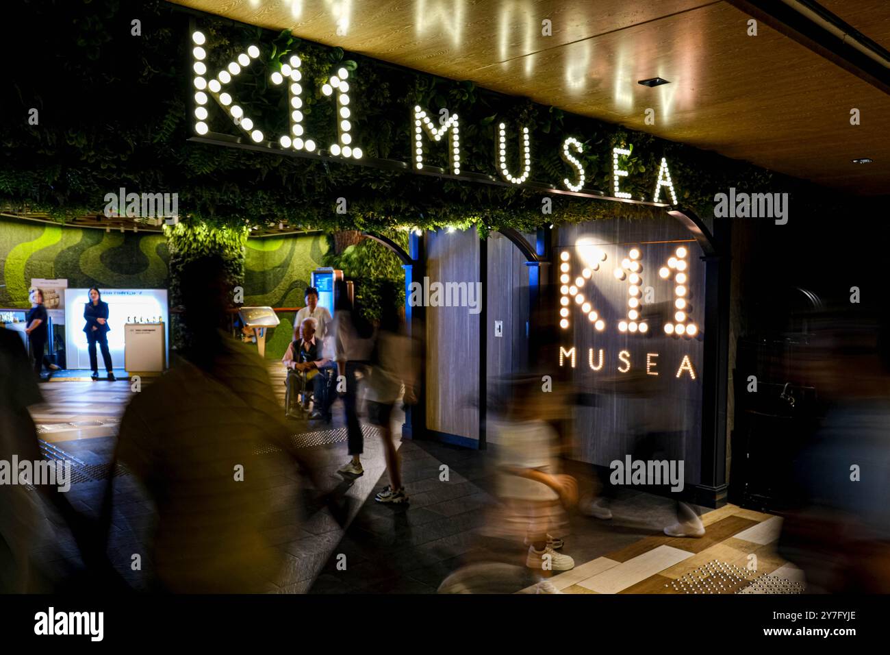 Hong Kong, Cina. 30 settembre 2024. Un ingresso al centro commerciale K11 Musea presso la New World Development Company Limited. Il gigante immobiliare di Hong Kong New World Development ha annunciato giovedì che il CEO Adrian Cheng è stato sostituito, a seguito del rapporto della società di una perdita annuale superiore a 2,5 miliardi di dollari. (Credit Image: © Keith Tsuji/ZUMA Press Wire) SOLO PER USO EDITORIALE! Non per USO commerciale! Foto Stock