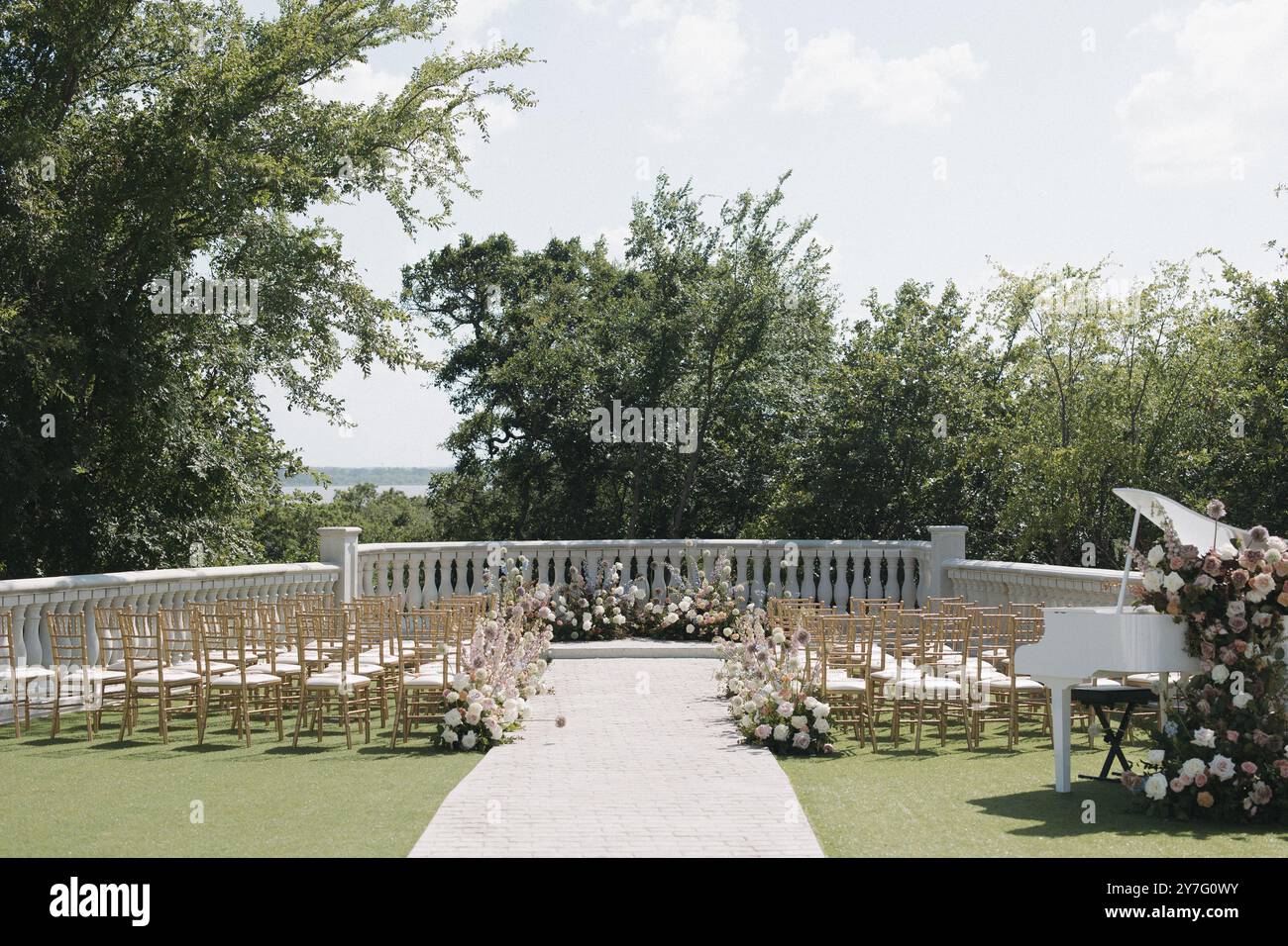 Decorazioni per cerimonie all'aperto con design di lusso per matrimoni Foto Stock