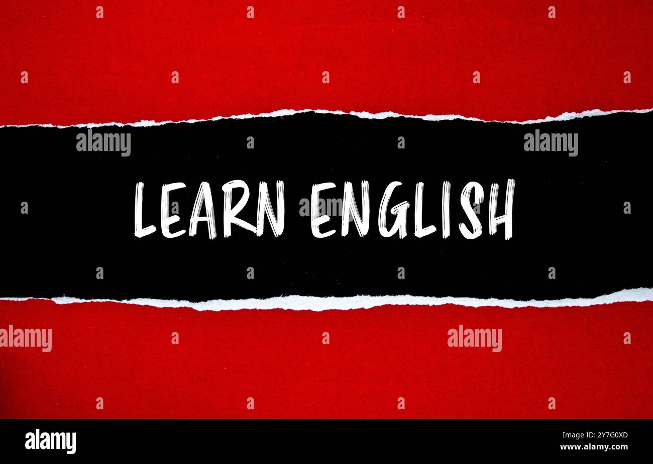 Impara il messaggio in inglese scritto su carta strappata rossa con sfondo nero. Simbolo Impara l'inglese concettuale. Copia spazio. Foto Stock