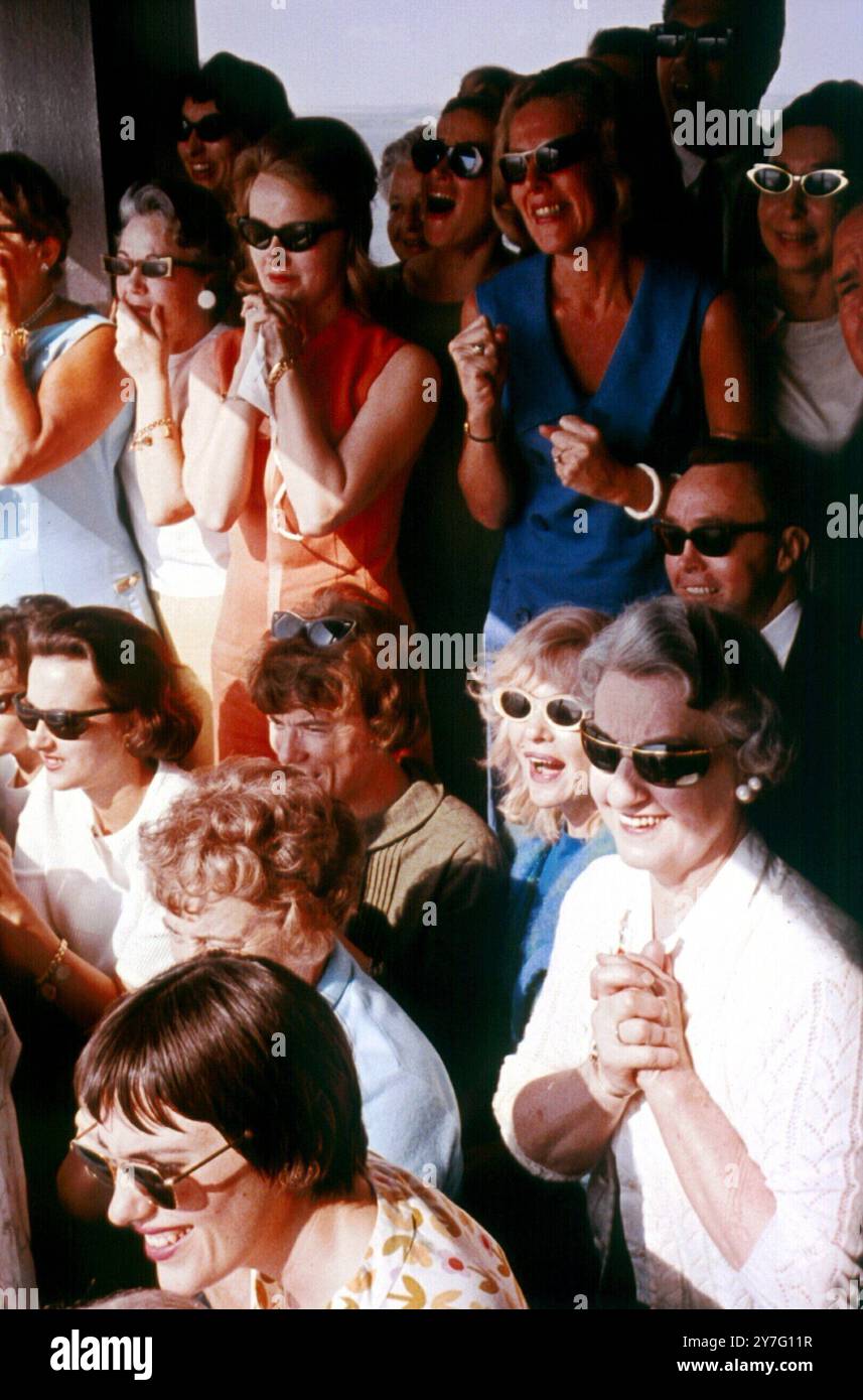 Gli spettatori guardano il lancio dell'Apollo a Cape Kennedy. Foto Stock