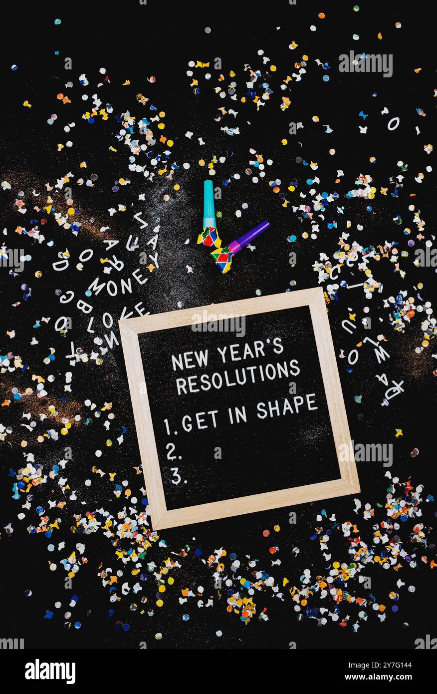 I buoni propositi per l'anno nuovo su una lavagna infestata da Confetti Foto Stock