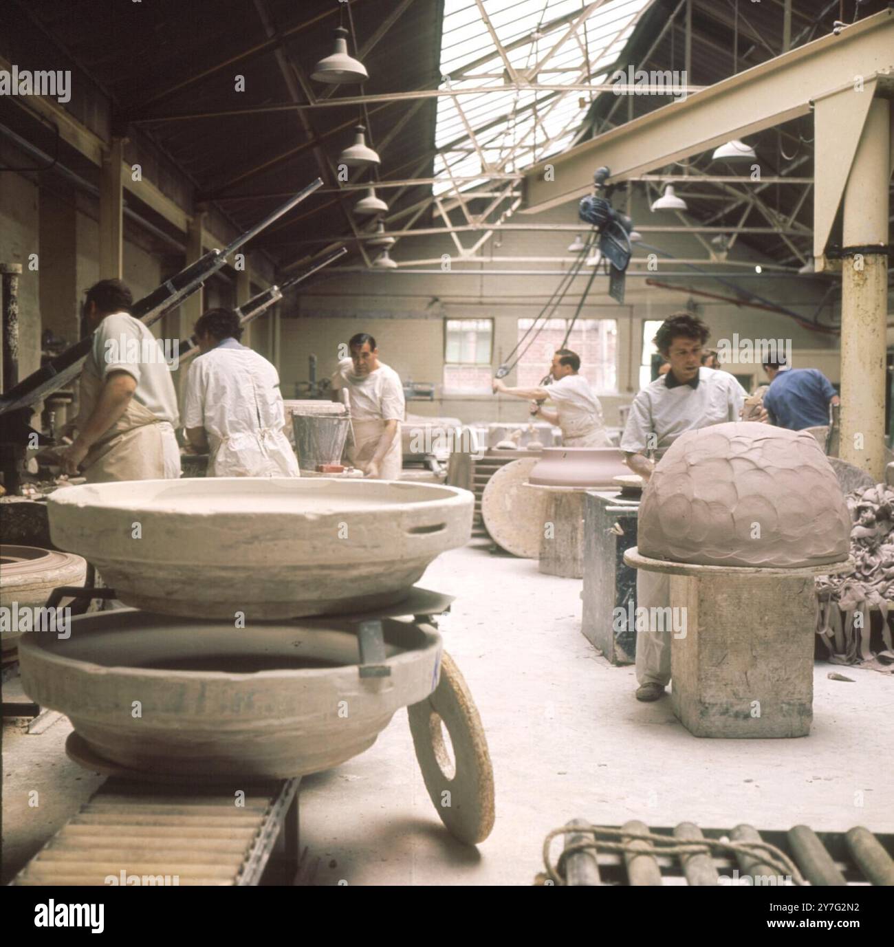 Vista interna generale della fabbrica di ceramiche Royal Doulton. Personale 1960 - 1970 Foto Stock