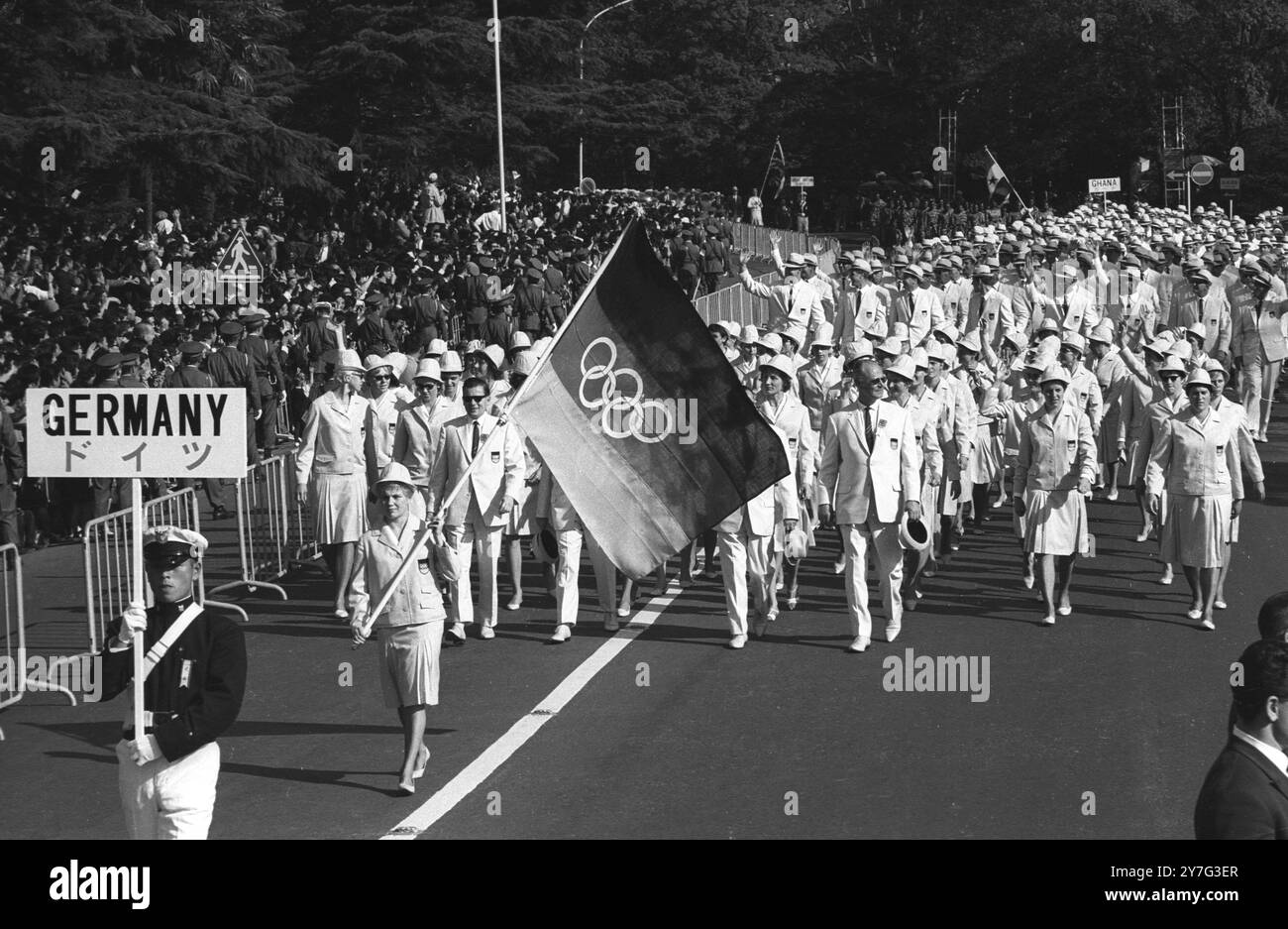 La squadra olimpica tedesca partecipa allo stadio nazionale per le cerimonie di apertura della XVIII Olimpiade . 11 ottobre 1964 Foto Stock