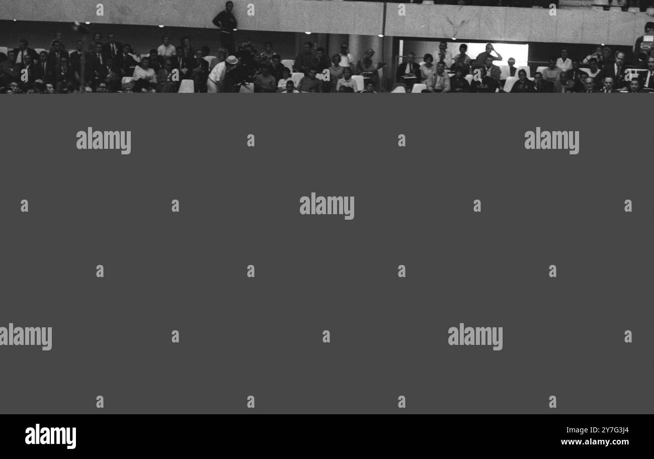 L'inizio dei 100 metri di stile libero maschile Heat Nine ai Giochi Olimpici. Il britannico Bobby McGregor (estrema sinistra) si qualificò per la finale e vinse la medaglia d'argento al secondo posto contro l'americano Don Schollander. 12 ottobre 1964 Foto Stock