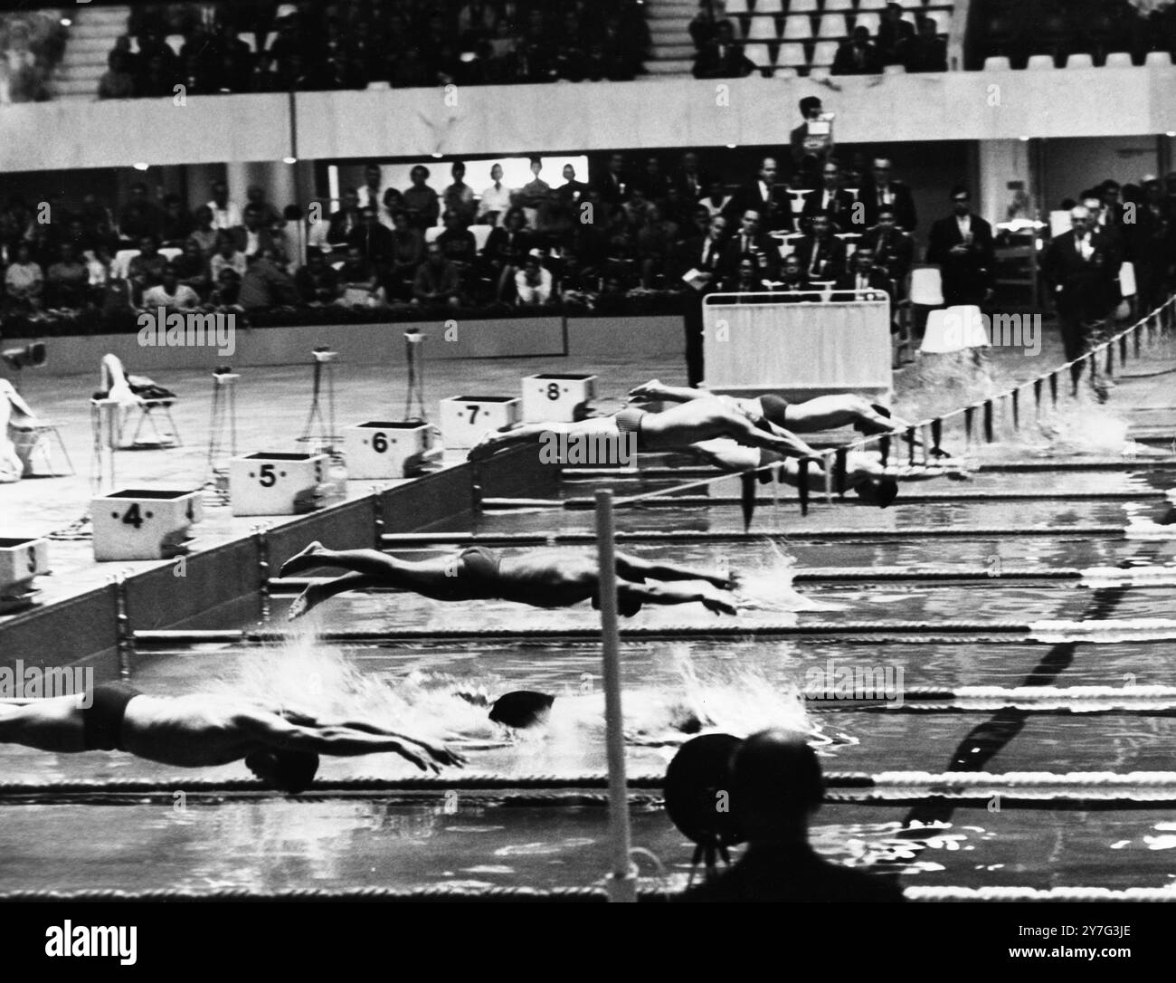 L'inizio della gara di eliminazione libera maschile di 100 metri durante i Giochi Olimpici. La manche è stata vinta dal Giappone T Fujimoto ( corsia 8 ) , con G Dobai , dall' Ungheria ( corsia 5 ) secondo e J A Gilchrist del Canada ( corsia 6 ) terzo . 12 ottobre 1964 Foto Stock