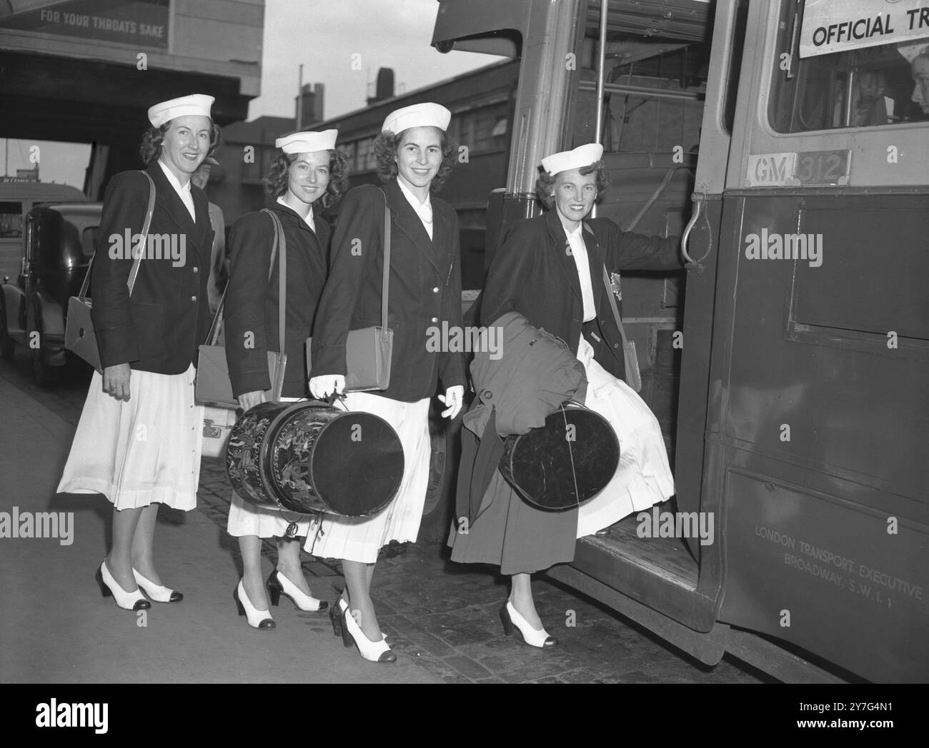 Gli olimpici canadesi arrivano a Londra stasera a ricordo della squadra olimpica canadese che entra con il loro allenatore alla stazione di Waterloo ( Londra ) mentre si recano al loro campo al Centro Olimpico Uxbridge Middlesex 22 luglio 1948 Foto Stock